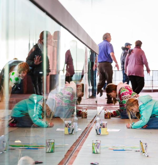 kinderen tekenen op het MAS